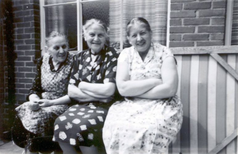 Sjoukje Walthuis(1882-1963) Pietertje Walthuis(1884-1970) Jinke vd Draai(1909-1997)